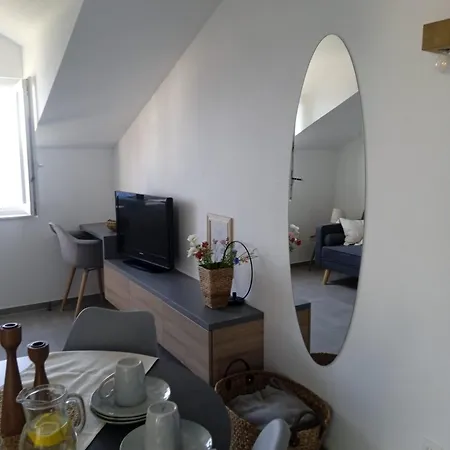 Nila * Sveta Nedelja (Hvar)